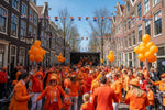 Straat versierd met oranje decoratie voor Koningsdag