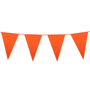 Orangefarbene Flaggen