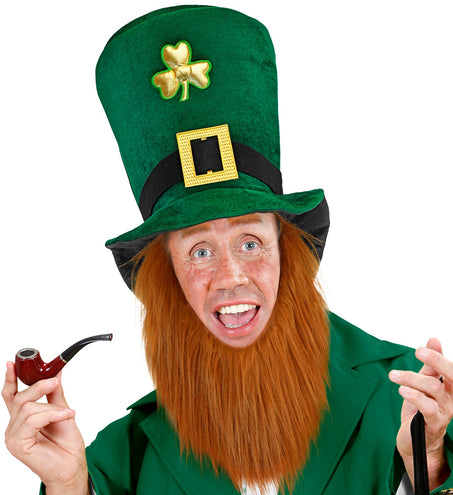 Leprechaun hoge hoed met lange roodbruine baard gedragen bij een groen kostuum