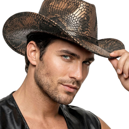 Heren cowboyhoed met koperbruine schubprint, gedragen bij een zwart leren vest