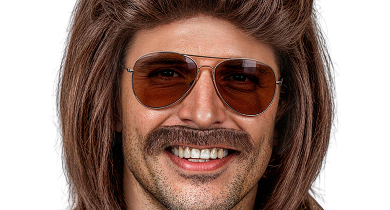Pruik met snor matje bruin voor heren, vol bovenhaar en lange nekpartij, met losse bruine snor