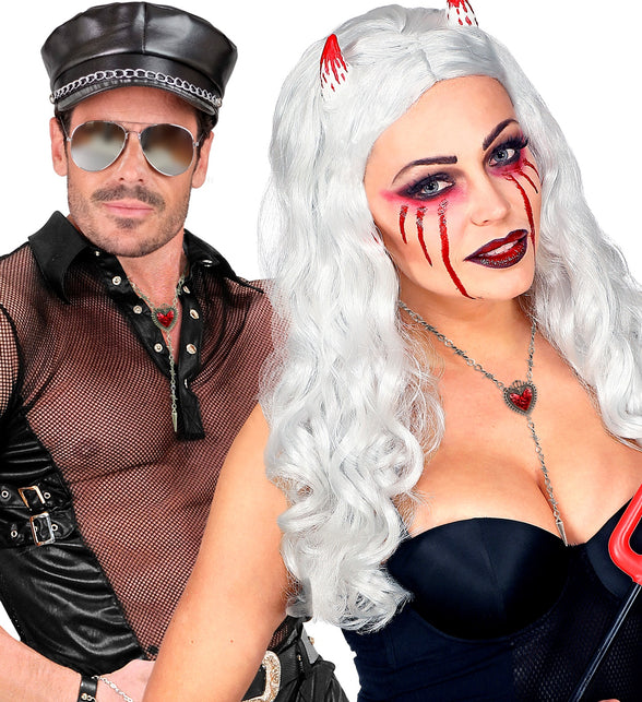 Ketting hart prikkeldraad bij een duivelslook met witte pruik en rode schmink voor Halloween