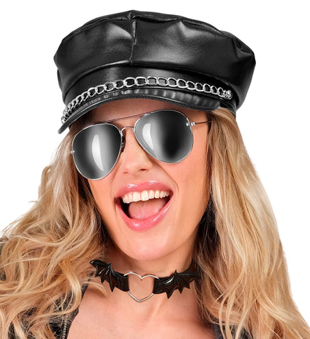 Choker met vleermuisvleugels bij stoere bikerlook met zwarte pet