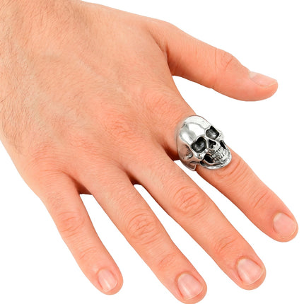 Schedel ring gedragen aan de vinger, breed doodskopkopstuk in zilverkleur