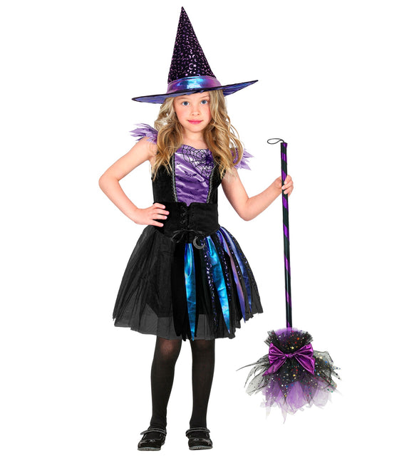 Meisje met heksenhoed met maantjes en sterren in complete heksenoutfit voor een spookfeest