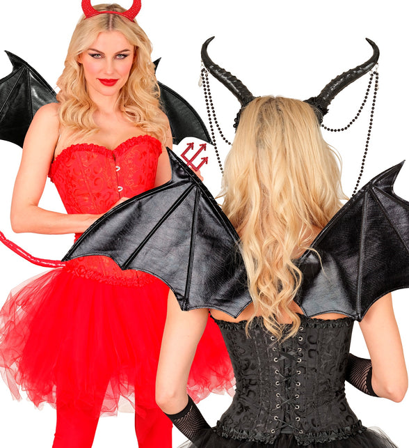 Zwarte vleugels bij een rode duivellook en bij een zwarte gothic outfit met hoorns