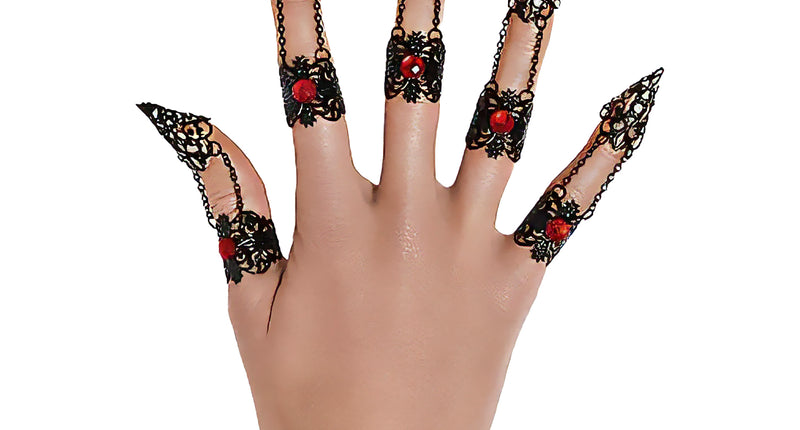 5 Gothic vingernagels ringen in zwart metaal met rode steen en puntige nagelkappen op een hand