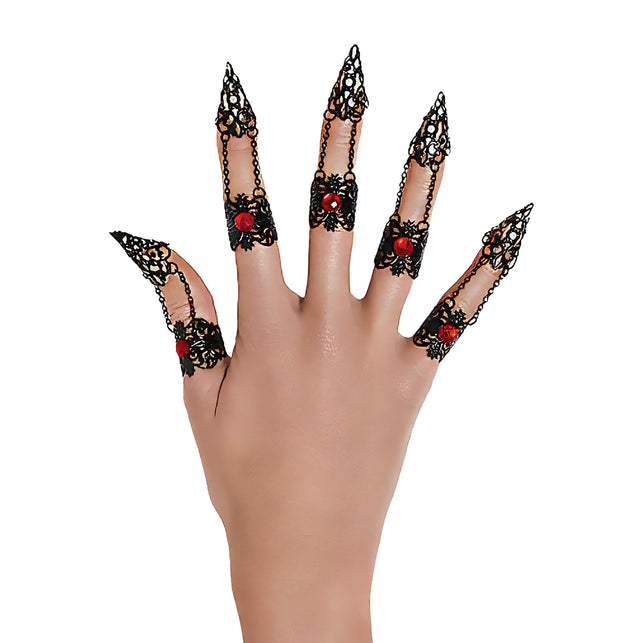 5 Gothic vingernagels ringen in zwart metaal met rode steen en puntige nagelkappen op een hand