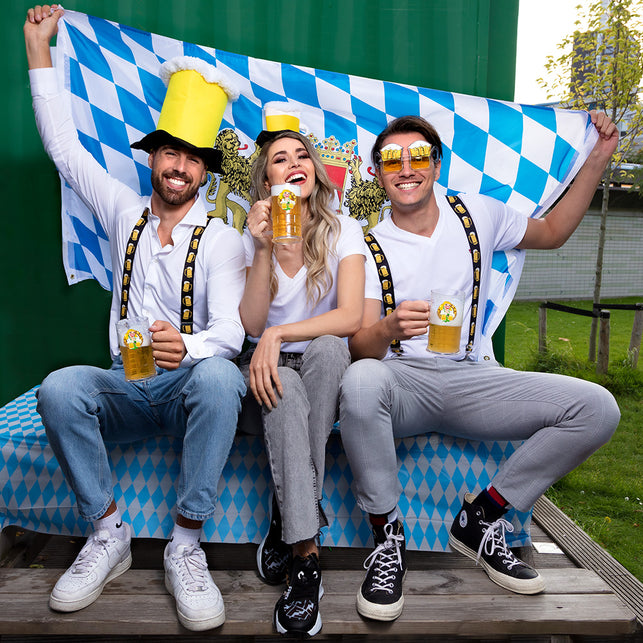 Bierpulhoed geel met wit schuim gedragen bij Beierse vlag op een Oktoberfest