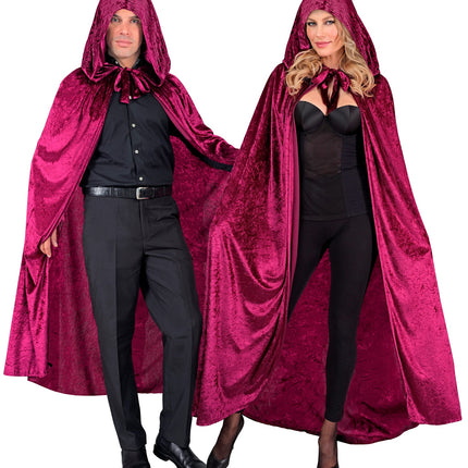 Lange bordeaux cape met kap over zwarte kleding, voor- en zijaanzicht bij dames en heren