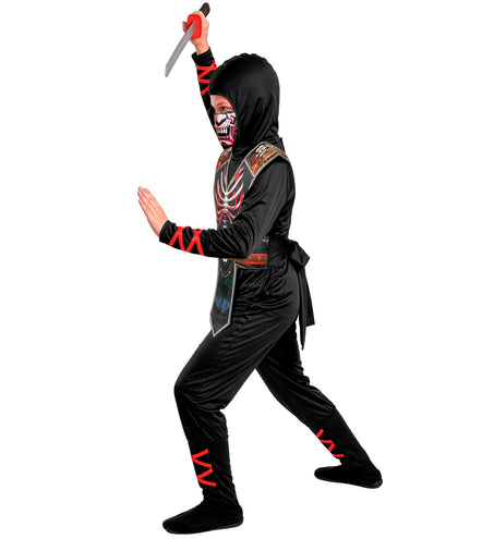 Zijaanzicht ninja skelet jumpsuit met geknoopte riem en rode kruisbanden op de mouw