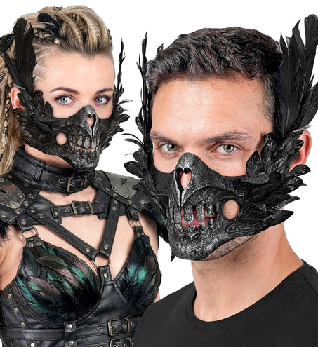 Mondmasker schedel met veren gedragen door dame en heer op een gothic halloweenfeest