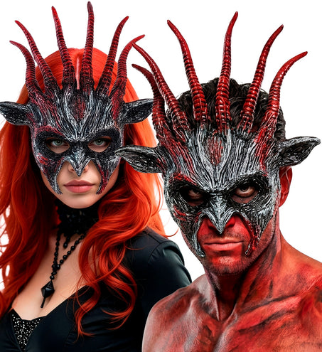 Masker beest infernaal gedragen door dame en heer bij een Halloween-outfit