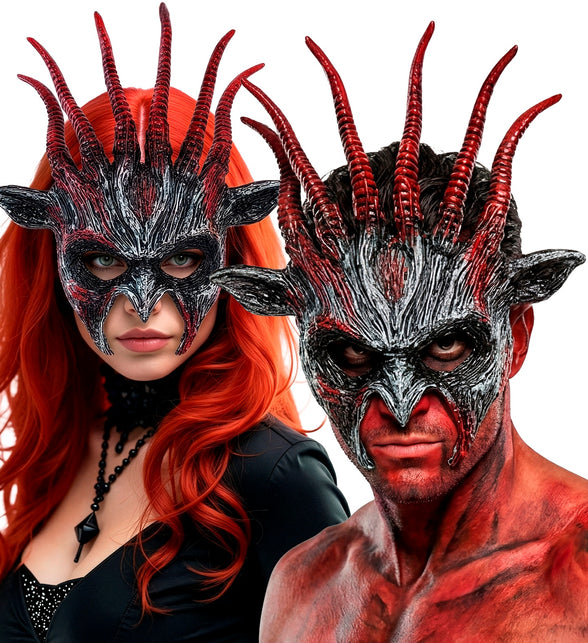 Masker beest infernaal gedragen door dame en heer bij een Halloween-outfit