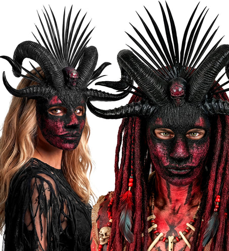 Voodoo masker priester gedragen door dame en heer op een Halloweenfeest