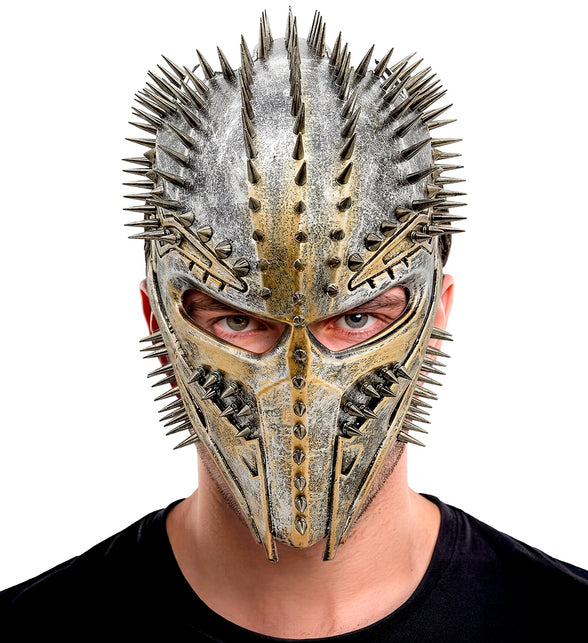 Alien masker predator met studs op model, vooraanzicht met metaalkleurige punten en zwart shirt