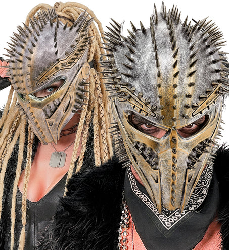 Alien masker predator met studs gedragen, ooguitsparingen en goudkleurige reliëflijnen zichtbaar