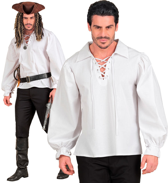 Wit piratenshirt heren met veterhals en pofmouwen, gedragen met zwarte broek