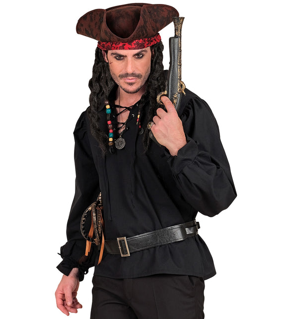 Model draagt het zwarte veterhemd bij een piratenkostuum met riem en driekantige hoed
