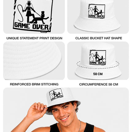 Detail van de game over-opdruk en de doorgestikte rand van de witte bucket hoed, hoofdomtrek 58 cm