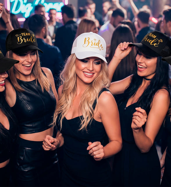 Zwarte Team Bride petten met gouden opdruk op een vrijgezellenavond in de club