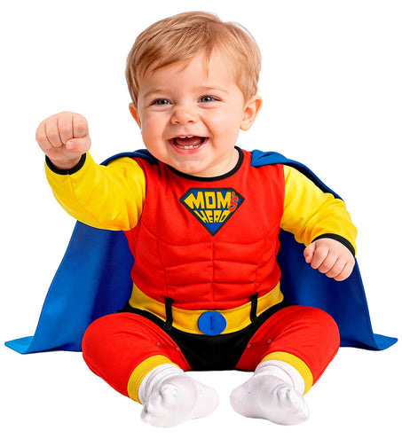 Zittende baby in rode superheldenjumpsuit met gele riemband en blauwe gesp