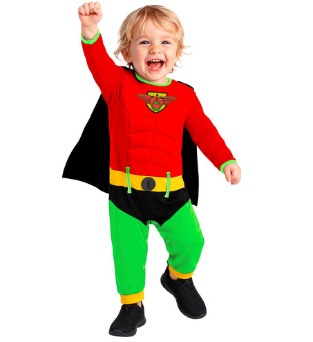 Superheldenpak baby staand: rode jumpsuit met gele riem en groene broekspijpen met gele boorden