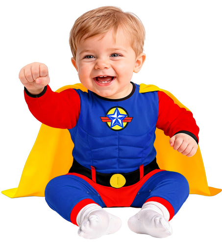 Blauw superheld babypakje met sterembleem op de borst en gele cape, zittende baby