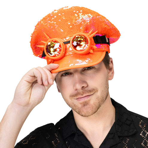 Pet Cosmic neonoranje met partybril, gedragen door een man bij een zwart shirt op een neon party