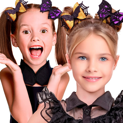 Meisjes met haarclips vleermuis en spinnenweb in staarten en knotjes bij Halloweenoutfit