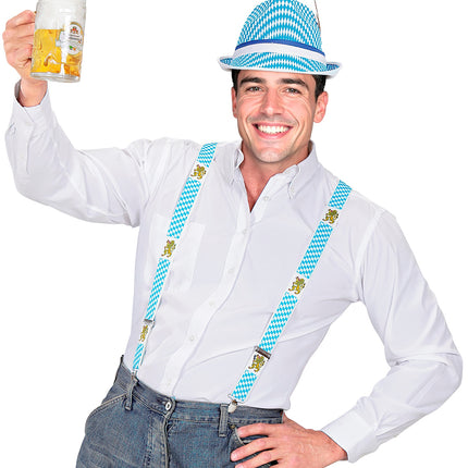 Bretels Beieren met blauw-witte ruitprint over wit hemd en jeans op een bierfeest