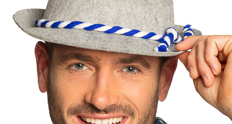 Hoed Bierfeest Franz grijze tirolerhoed met blauw-wit koord, gedragen door man op Oktoberfest