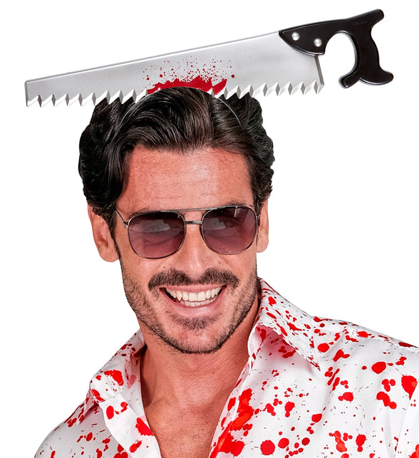 Man draagt bloederige zaag in hoofd boven bloedspatshirt op Halloweenfeest
