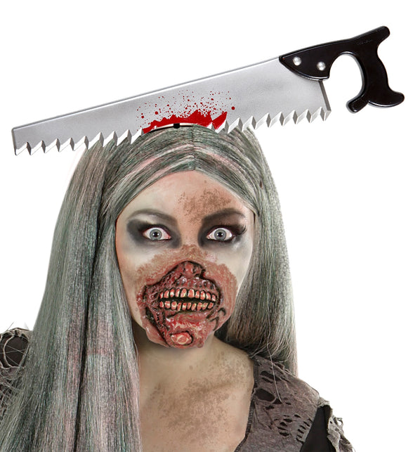 Bloederige zaag in hoofd gedragen bij zombielook met grijze pruik en horrorschmink