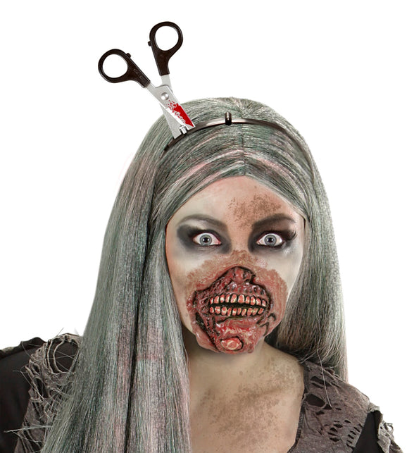 Bloederig schaar in hoofd bij zombielook met lang grijs haar, bloedspatten op het schaarblad