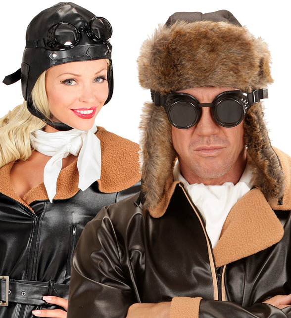 Aviator bril met verwisselbare glazen gedragen over een pilotenkap bij een vliegenieroutfit