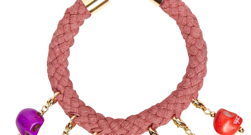 Armbandje met 7 doodskopjes: gevlochten koord in oudroze met zeven gekleurde schedeltjes