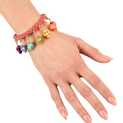 Doodskopjesarmbandje om de pols gedragen, schedeltjes in paars, blauw, groen, geel en rood