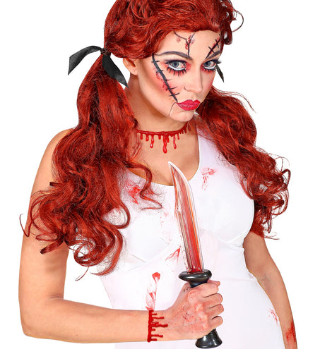 Armband bloeddruppels om de pols bij een witte horrorpop-look voor Halloween