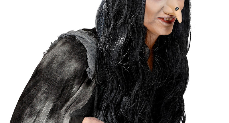 Heksenpruik Amelia zwart met lang golvend haar en middenscheiding, gedragen bij een heksenlook voor Halloween