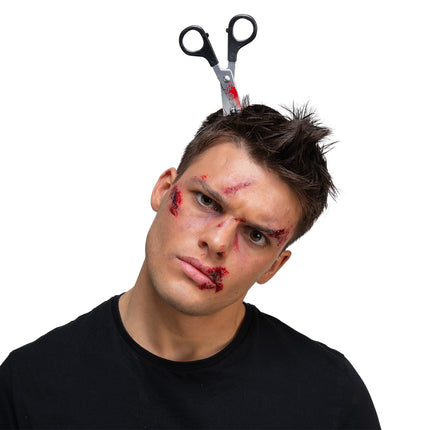 Diadeem schaar in hoofd