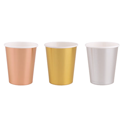 8 bekers 3 kleuren naast elkaar in metallic roze, goud en zilver met witte rand voor een verjaardag