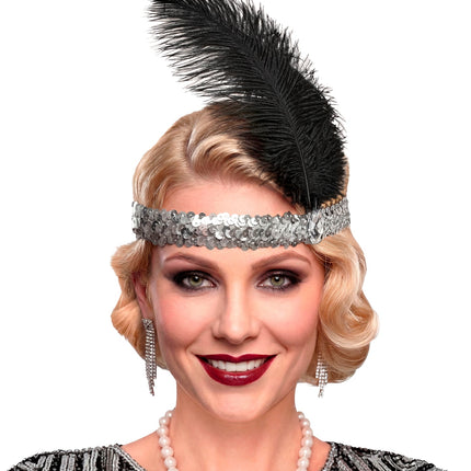 Haarband roaring jaren 20 pailletten met 2 veren en edelsteen zilver voor dames detailopname – verkleedkleding