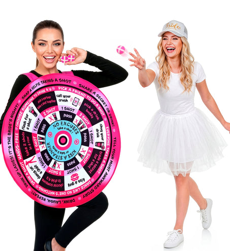 Vrijgezellen dartbord kostuum dames gedragen over zwarte kleding tijdens het spel met de ballen