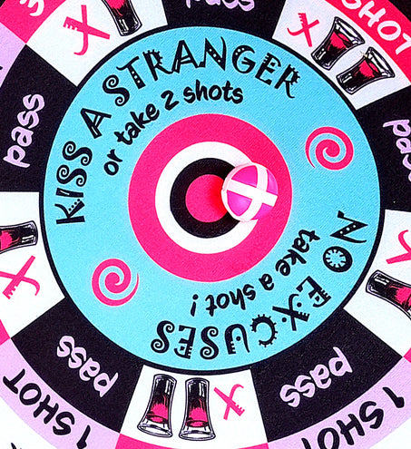 Detail van het dartbordkostuum: blauwe bullseye met klittenbandbal in het midden