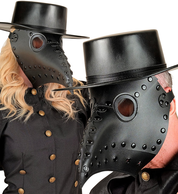 Zwarte kunstleren hoed gedragen boven snavelmaskers op een Halloweenfeest