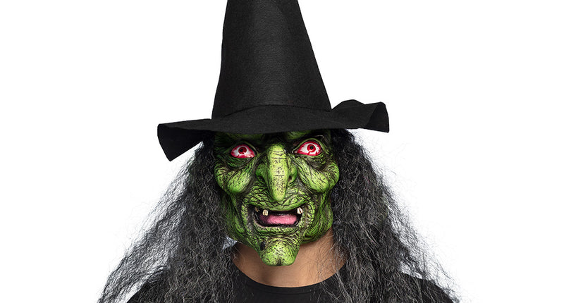 Latex hoofdmasker heks Lucinda met groen gezicht, grijs-zwarte krullen en zwarte punthoed voor Halloween