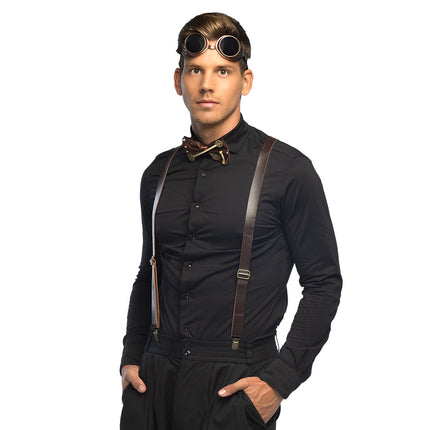 Accessoireset Steampunk 4-delig gedragen door een man op een zwart overhemd, met strik en bruine bretels voor een themafeest