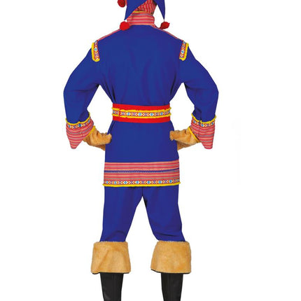 Achterkant van het blauwe laplander kostuum met geborduurd kruismotief op de muts en brede riem