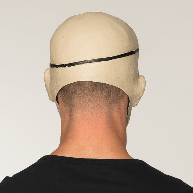 Achterkant latex hoofdmasker piraat: open nek en zwart bandje over de kale schedel